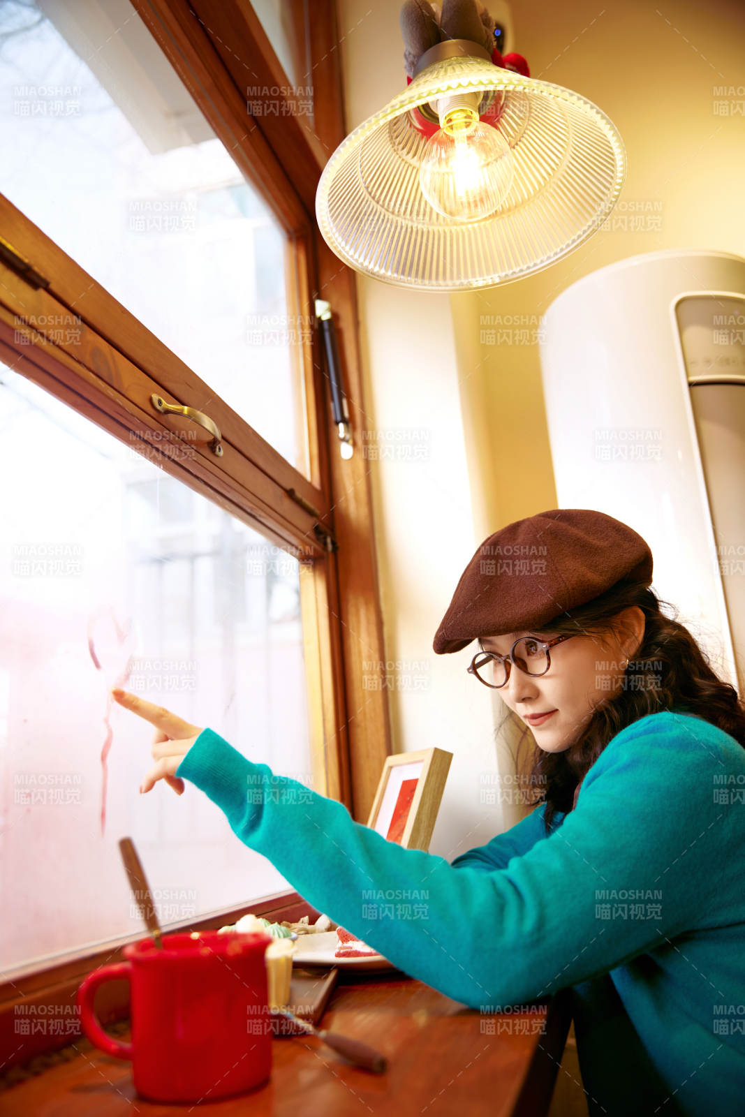 冬日午后坐在咖啡店吃蛋糕喝咖啡的亚洲美女图片