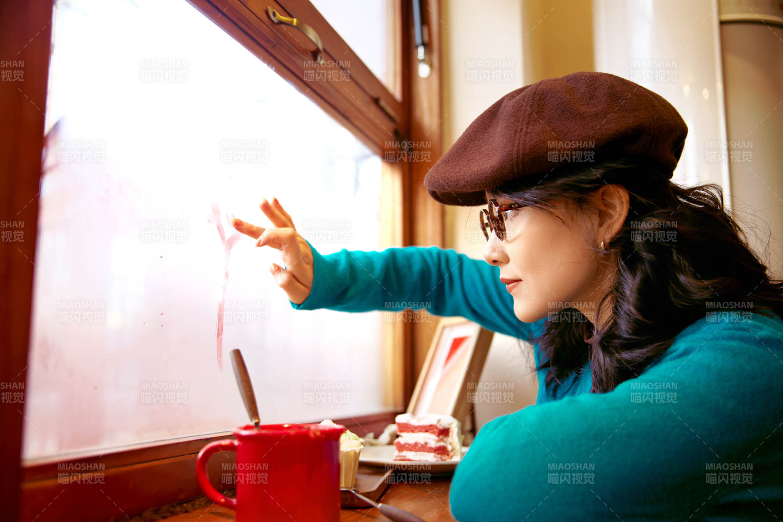 冬日午后坐在咖啡店吃蛋糕喝咖啡的亚洲美女图片