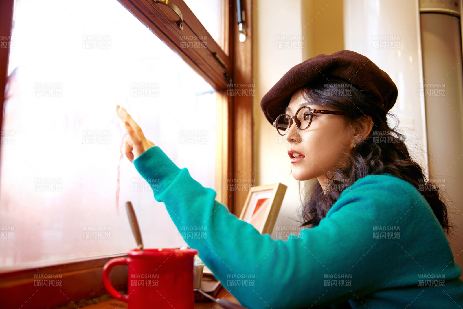 冬日午后坐在咖啡店吃蛋糕喝咖啡的亚洲美女图片