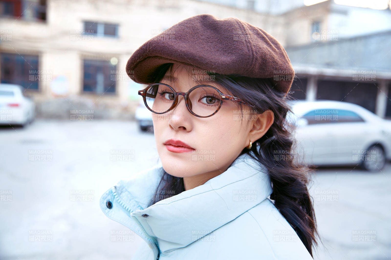 在老旧社区院落回忆往日的亚洲美女图片