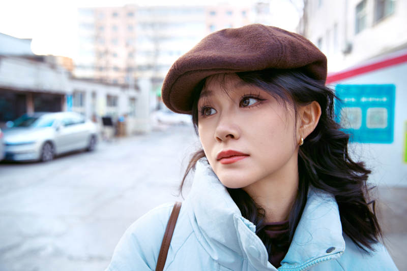 在老旧社区院落回忆往日的亚洲美女图片