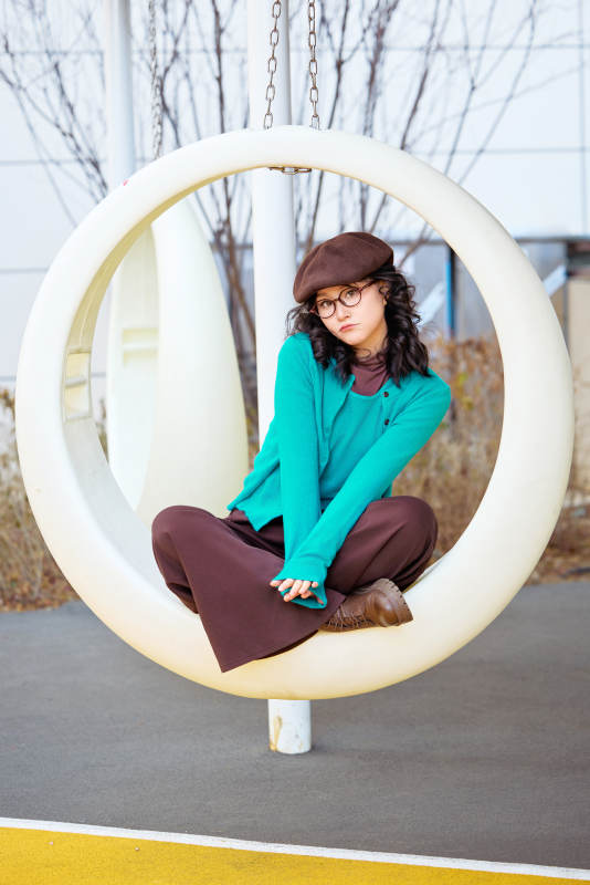 初冬季节在户外拍照的亚洲美女图片