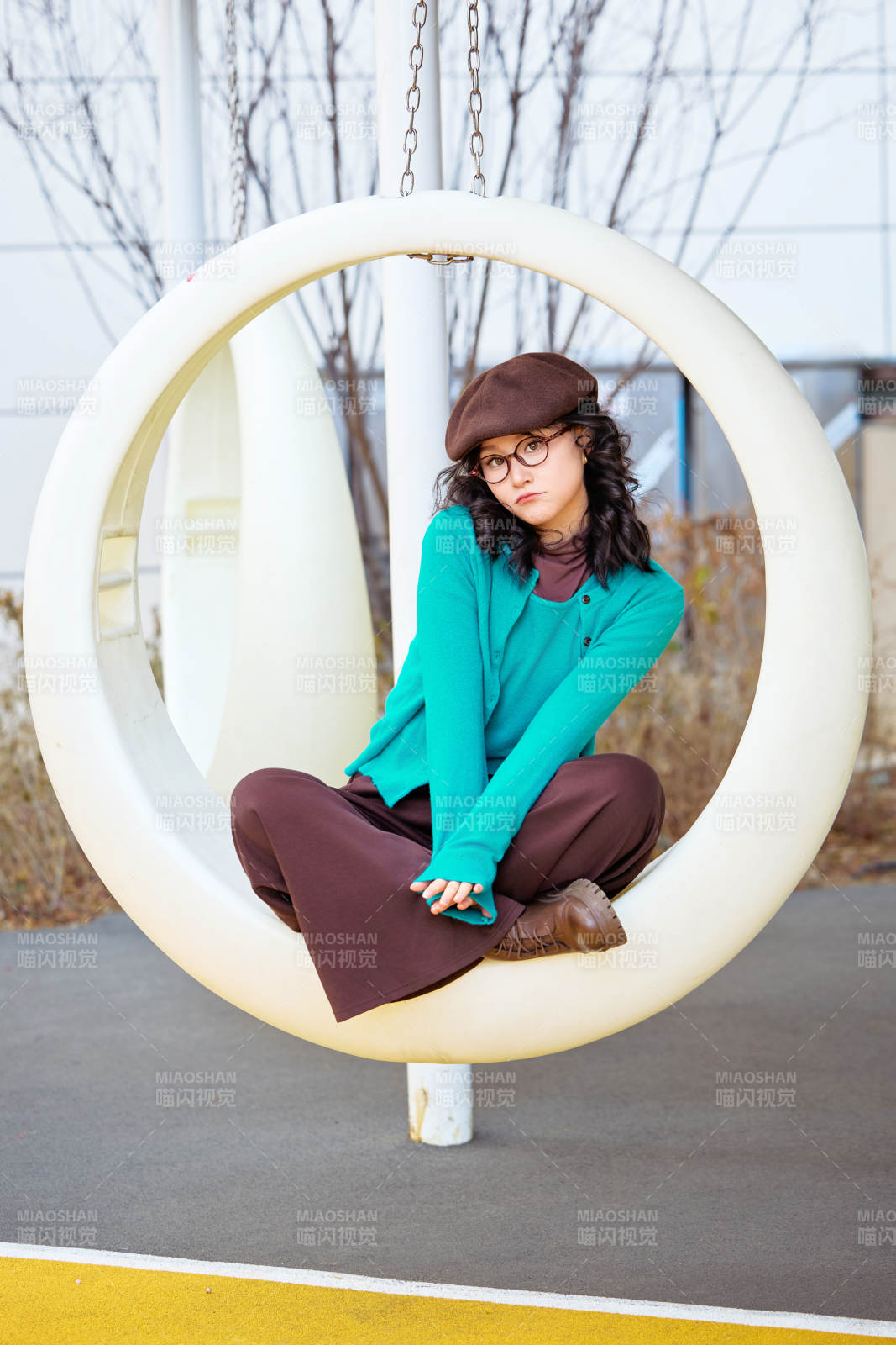 初冬季节在户外拍照的亚洲美女图片