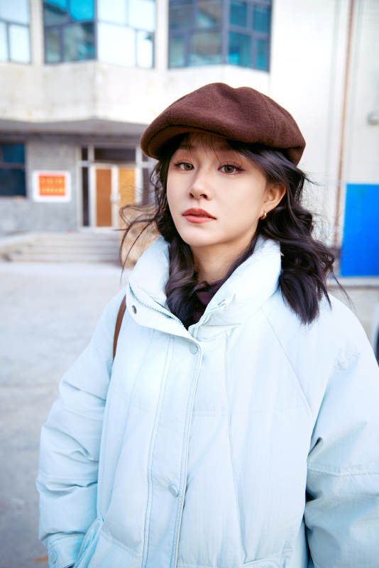 在老旧社区院落回忆往日的亚洲美女图片