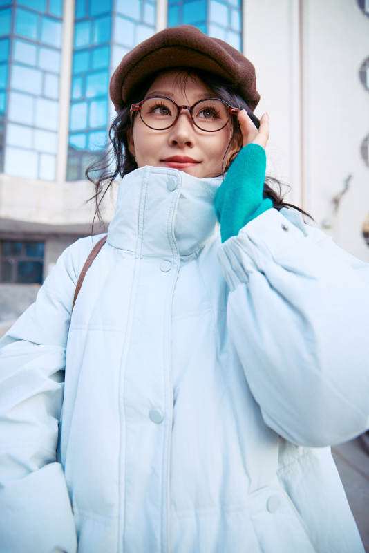 在老旧社区院落回忆往日的亚洲美女图片