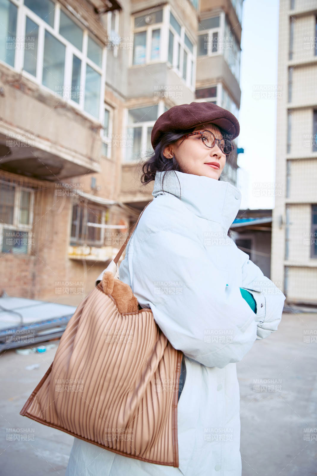 在老旧社区院落回忆往日的亚洲美女图片