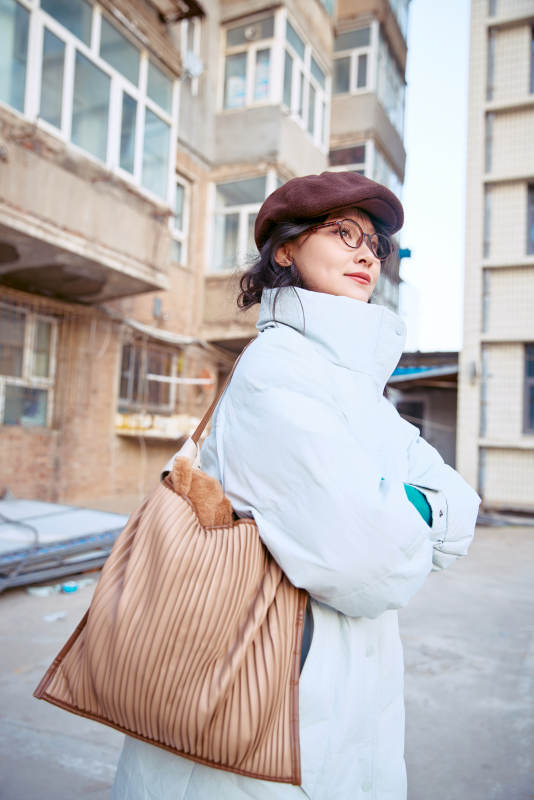 在老旧社区院落回忆往日的亚洲美女图片