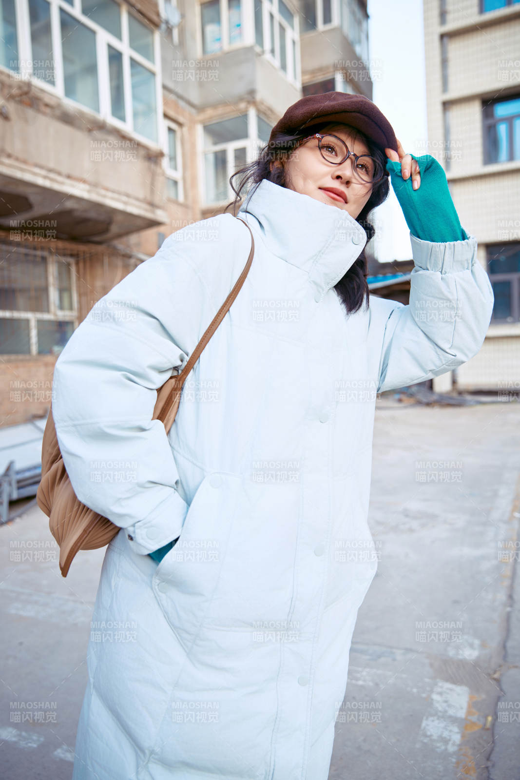 在老旧社区院落回忆往日的亚洲美女图片