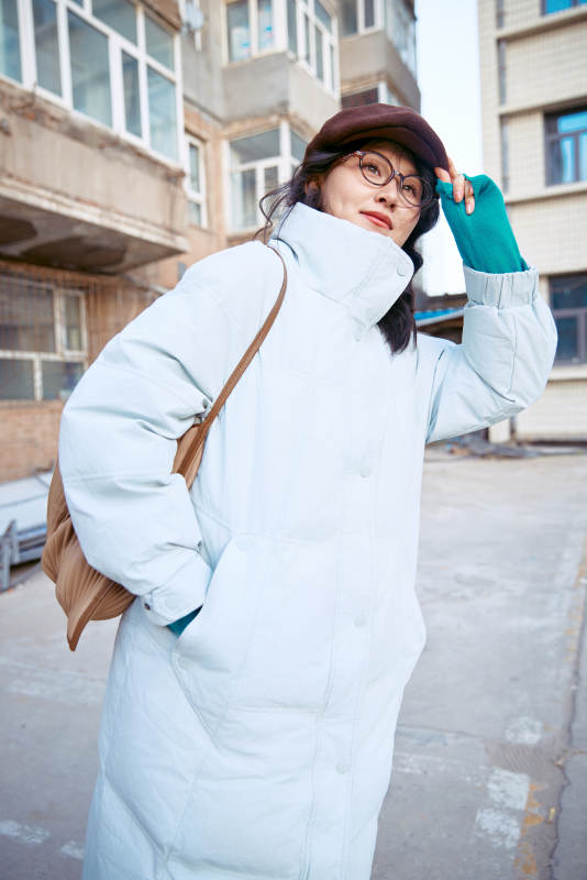 在老旧社区院落回忆往日的亚洲美女图片