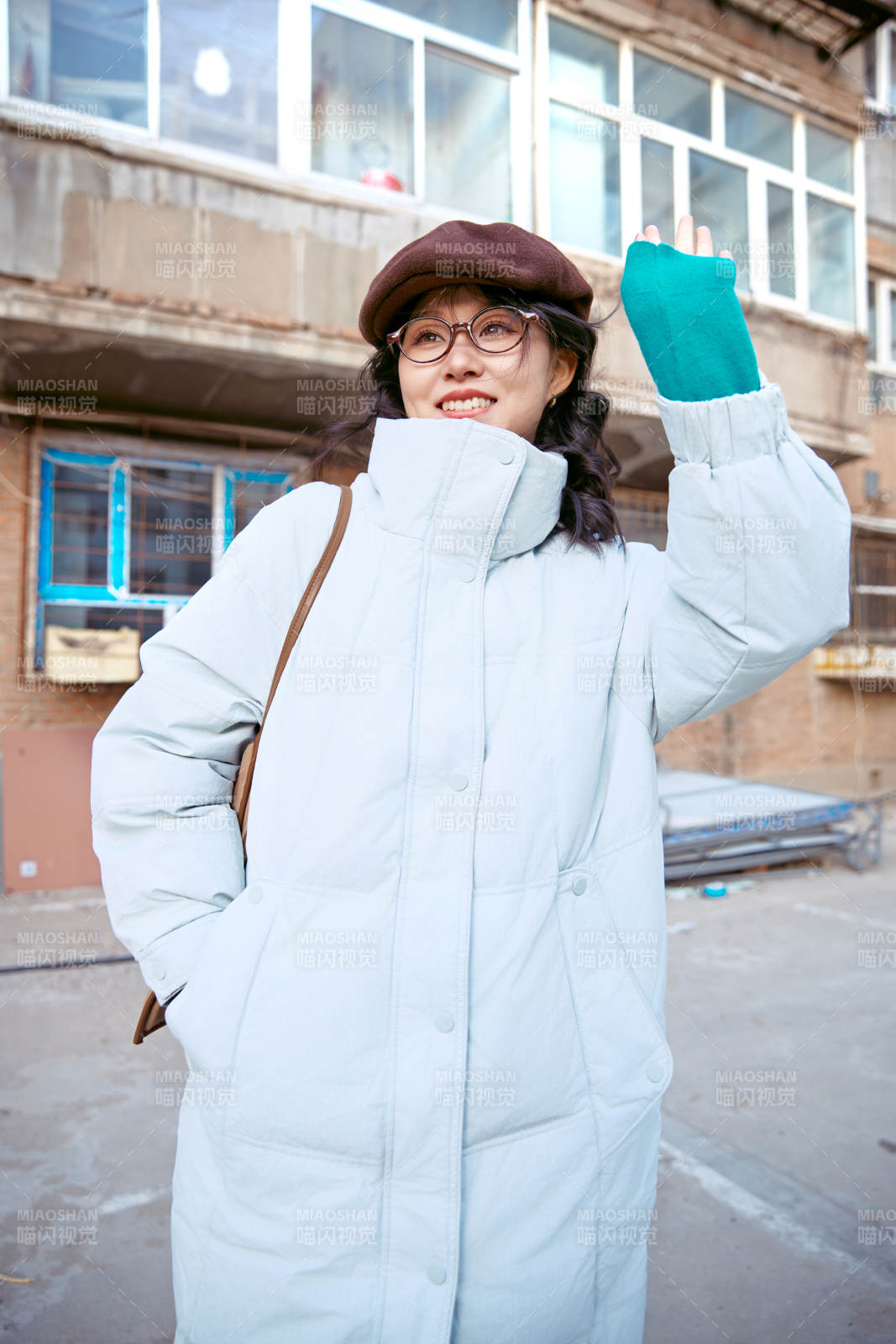 在老旧社区院落回忆往日的亚洲美女图片