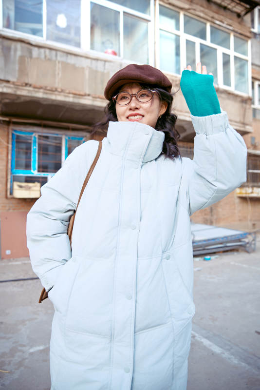 在老旧社区院落回忆往日的亚洲美女图片