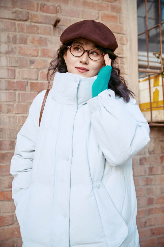 在老旧社区院落回忆往日的亚洲美女图片