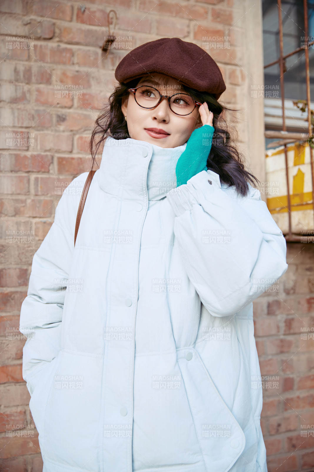 在老旧社区院落回忆往日的亚洲美女图片