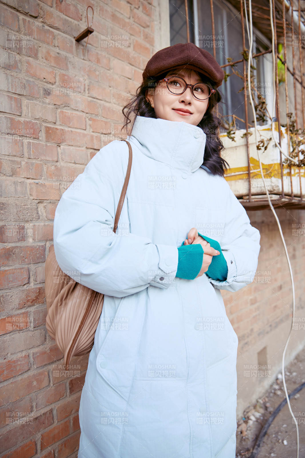 在老旧社区院落回忆往日的亚洲美女图片