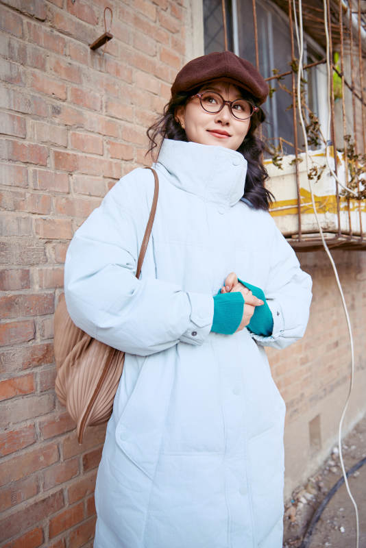 在老旧社区院落回忆往日的亚洲美女图片