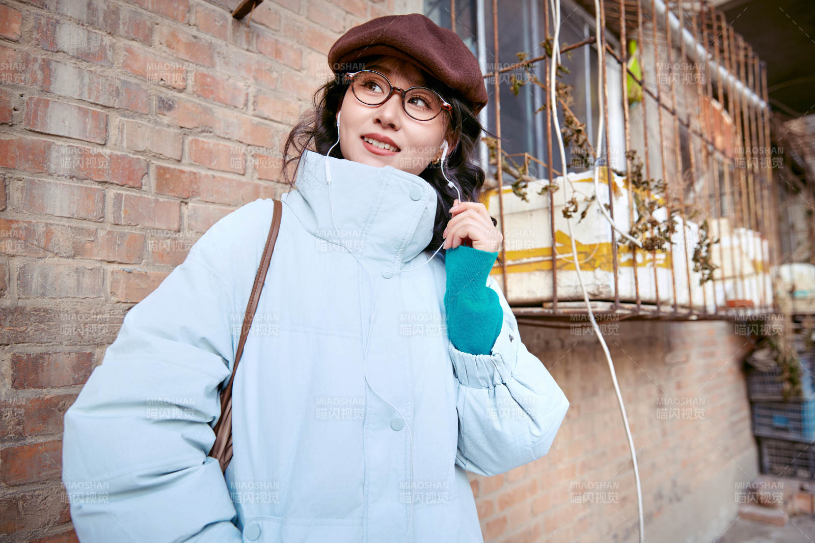 在老旧社区院落回忆往日的亚洲美女图片