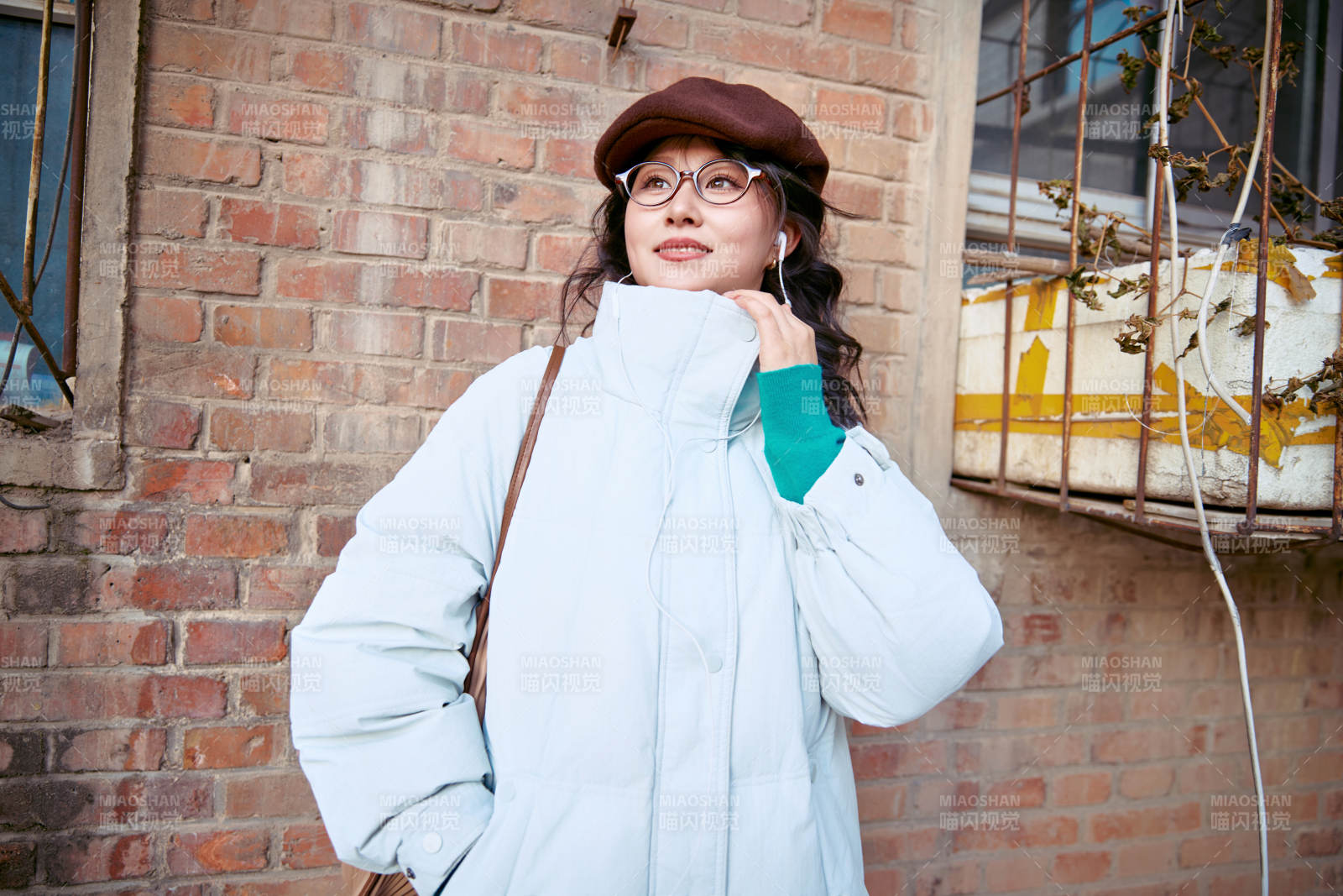 在老旧社区院落回忆往日的亚洲美女图片