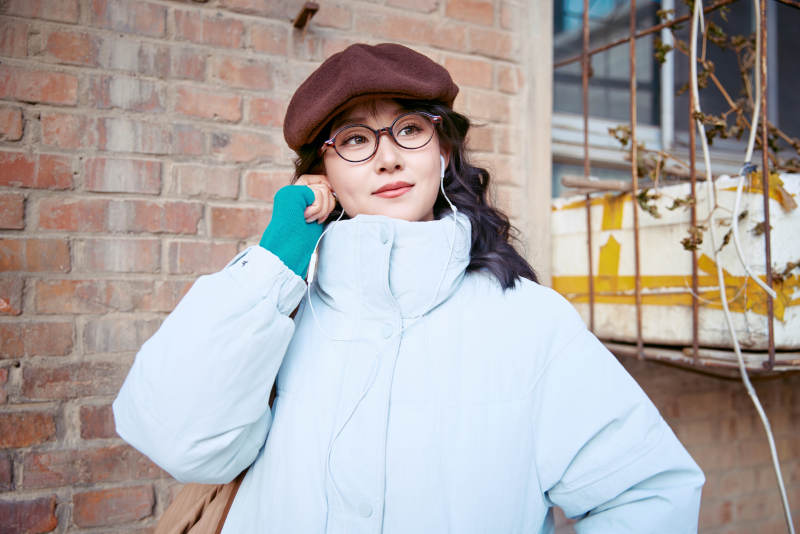 在老旧社区院落回忆往日的亚洲美女图片