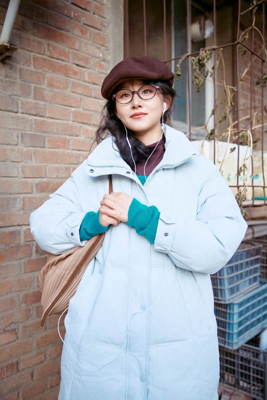 在老旧社区院落回忆往日的亚洲美女图片