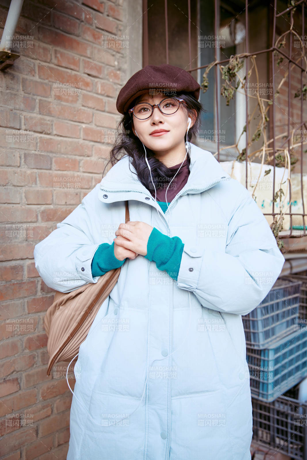 在老旧社区院落回忆往日的亚洲美女图片