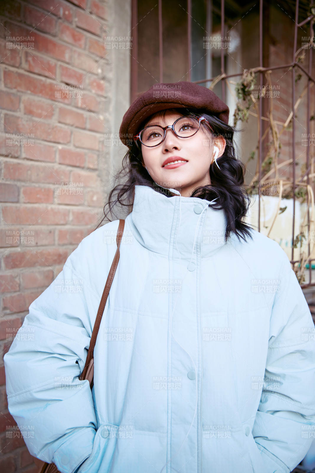 在老旧社区院落回忆往日的亚洲美女图片