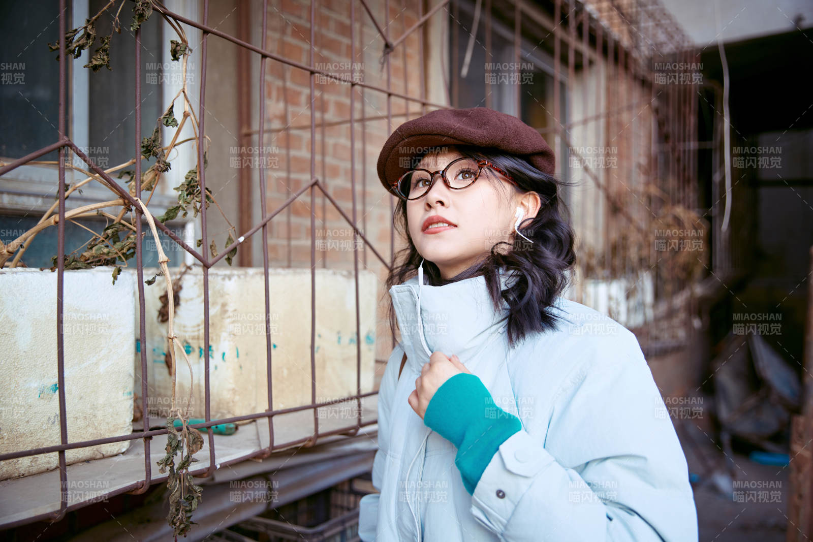 在老旧社区院落回忆往日的亚洲美女图片
