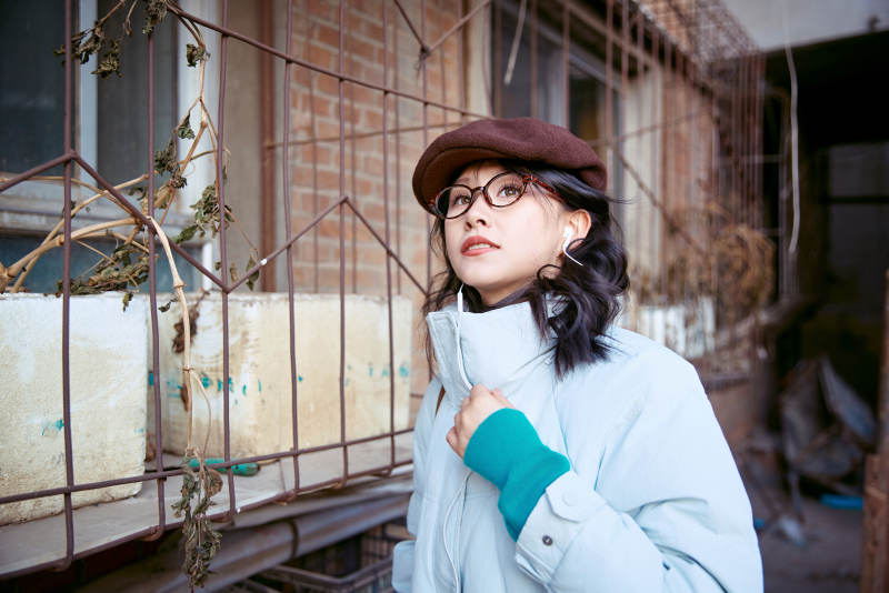 在老旧社区院落回忆往日的亚洲美女图片