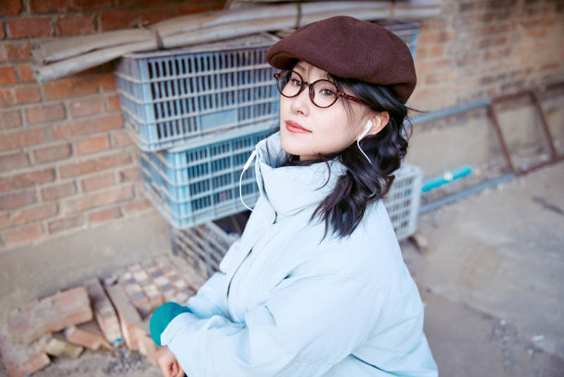 在老旧社区院落回忆往日的亚洲美女图片