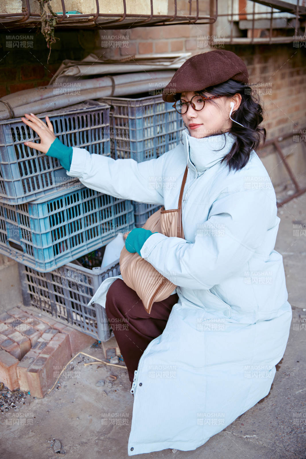 在老旧社区院落回忆往日的亚洲美女图片