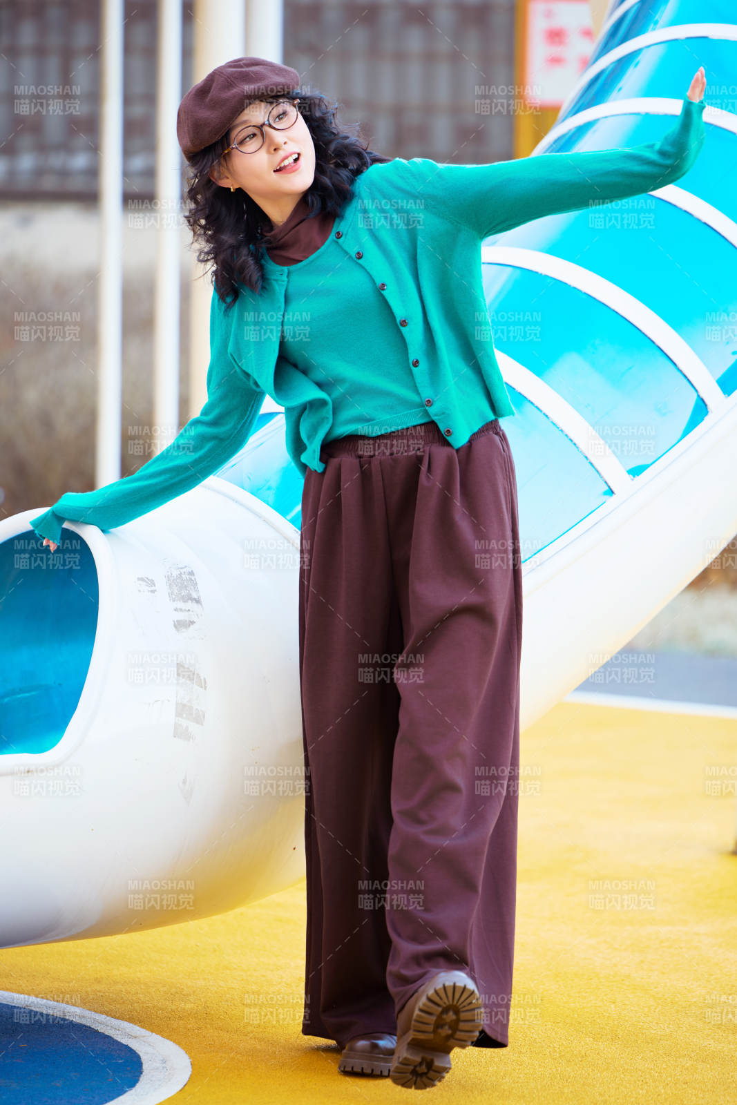 初冬季节在户外拍照的亚洲美女图片