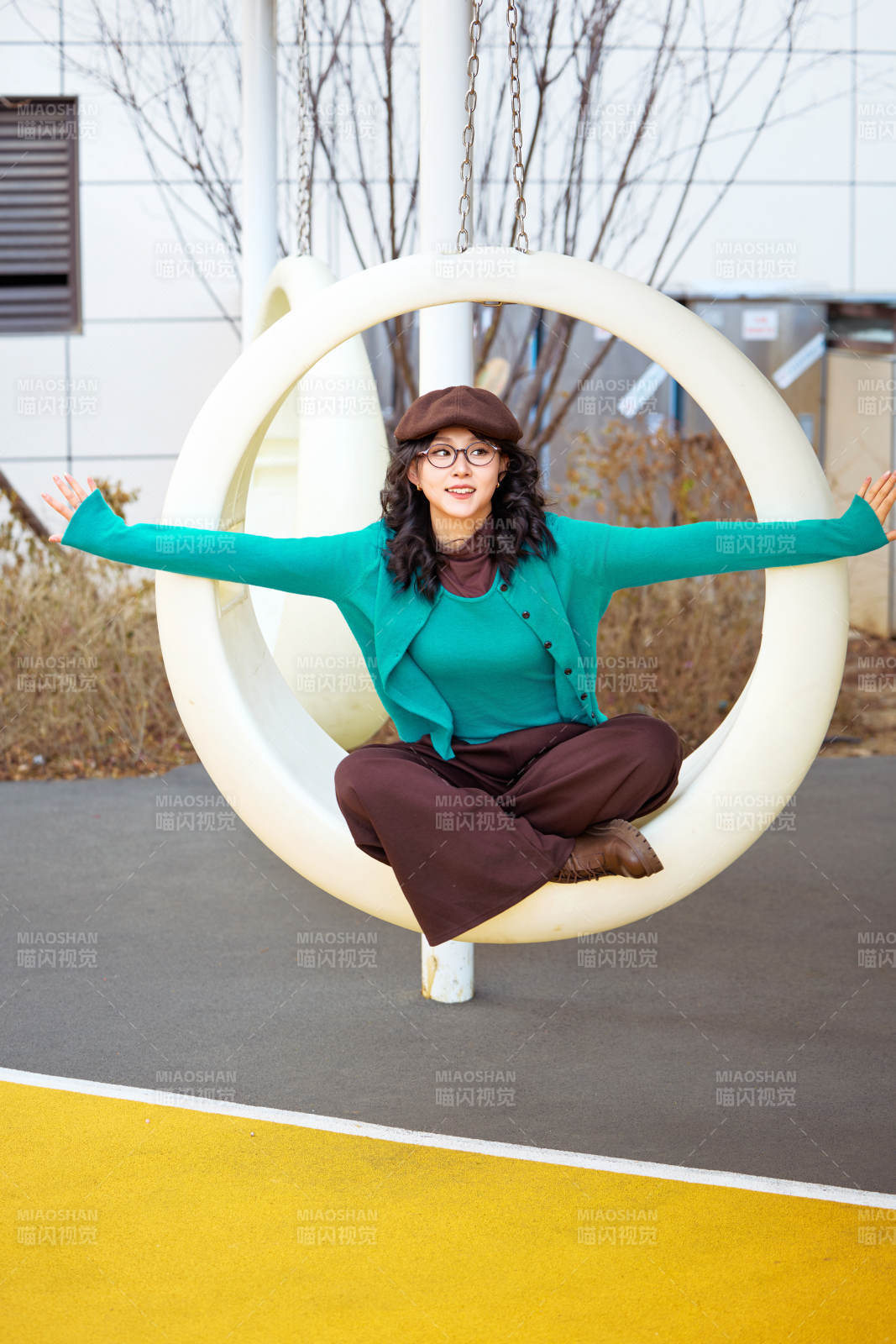 初冬季节在户外拍照的亚洲美女图片