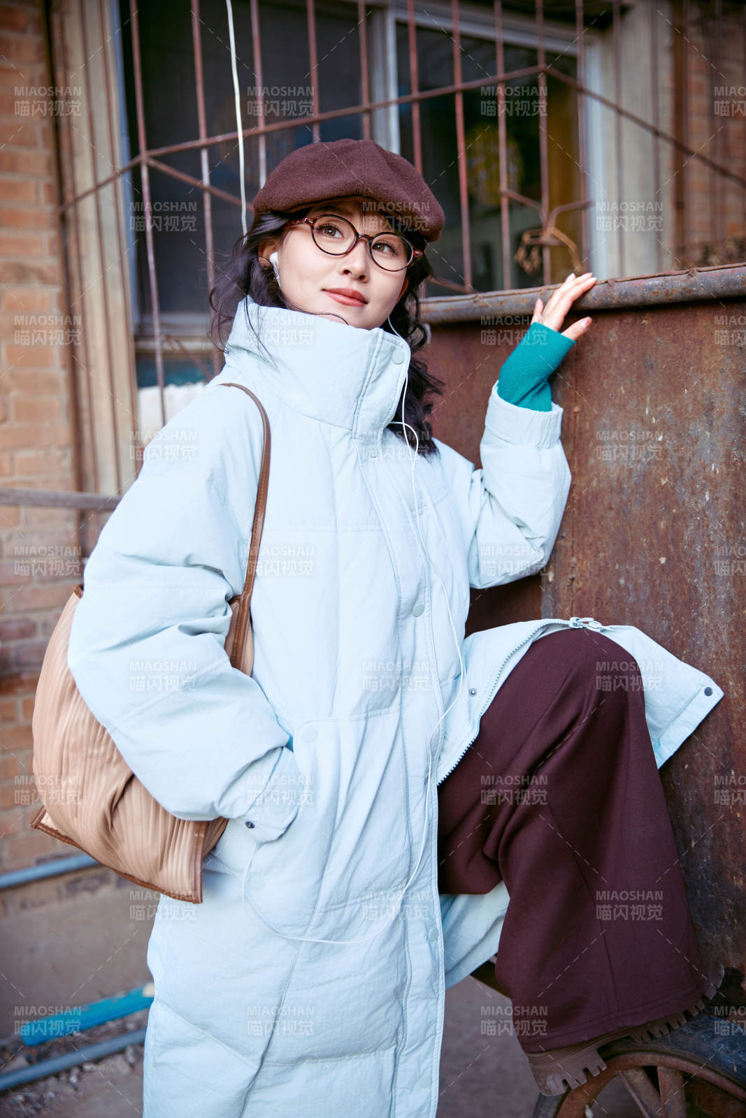 在老旧社区院落回忆往日的亚洲美女图片