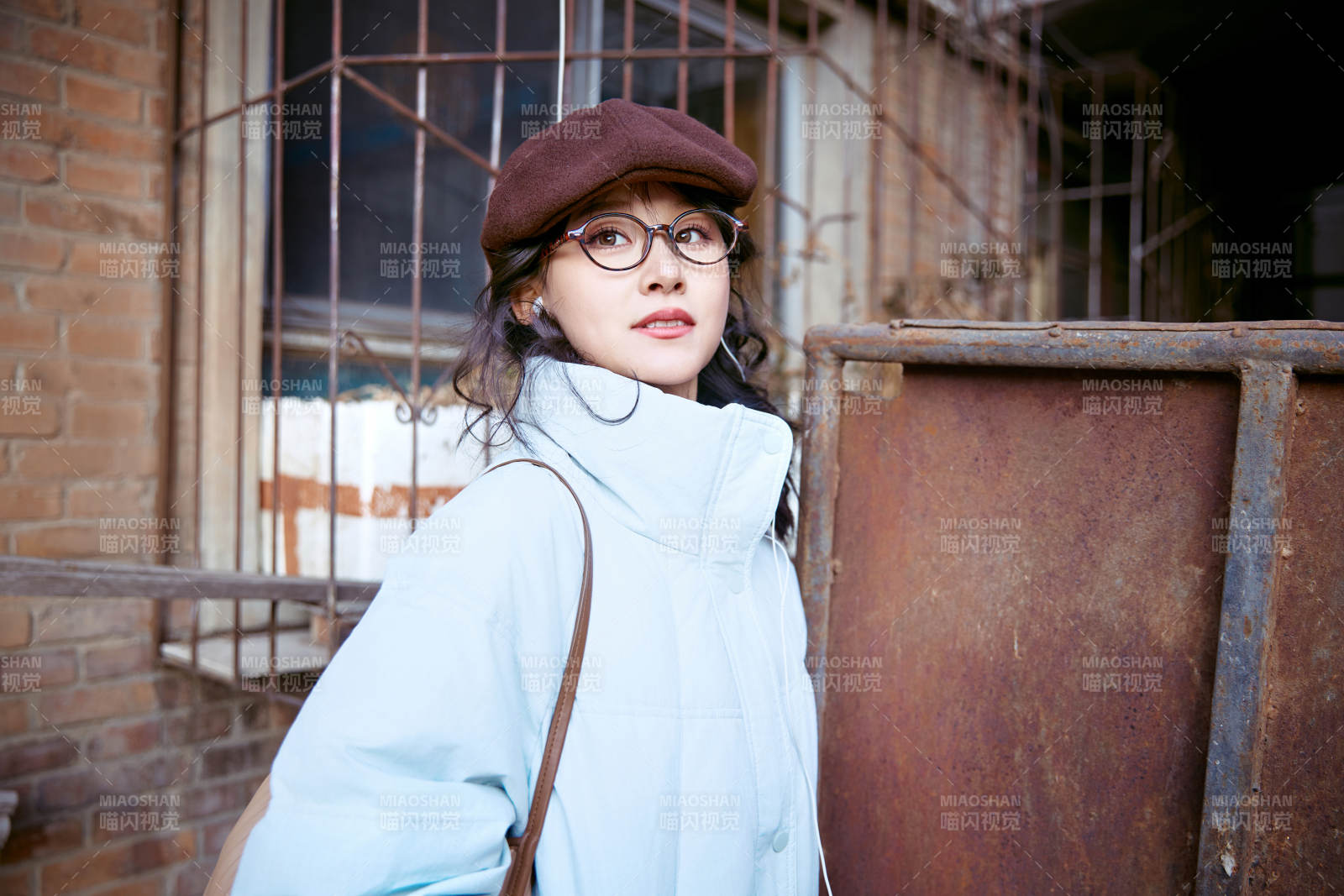 在老旧社区院落回忆往日的亚洲美女图片