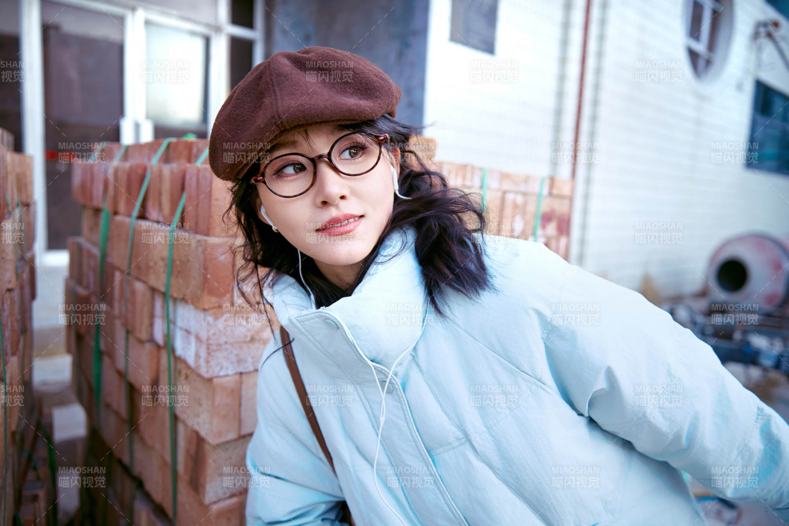 在老旧社区院落回忆往日的亚洲美女图片