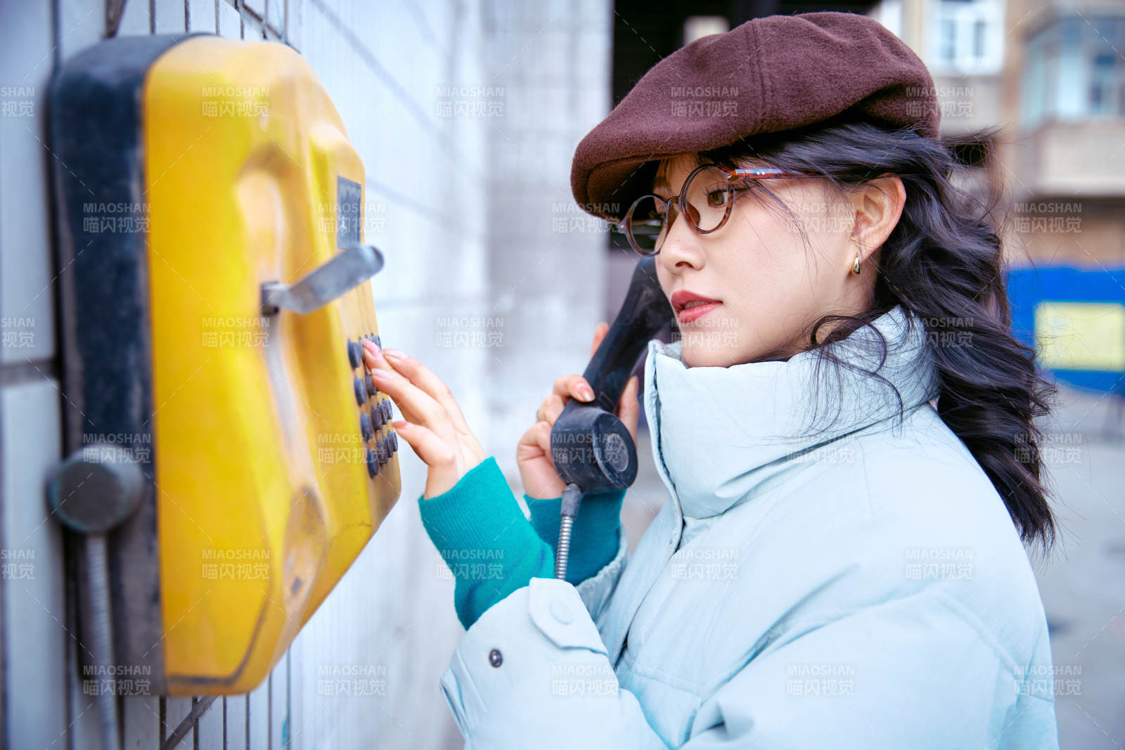 在老旧社区院落回拨打IC卡电话的美女图片