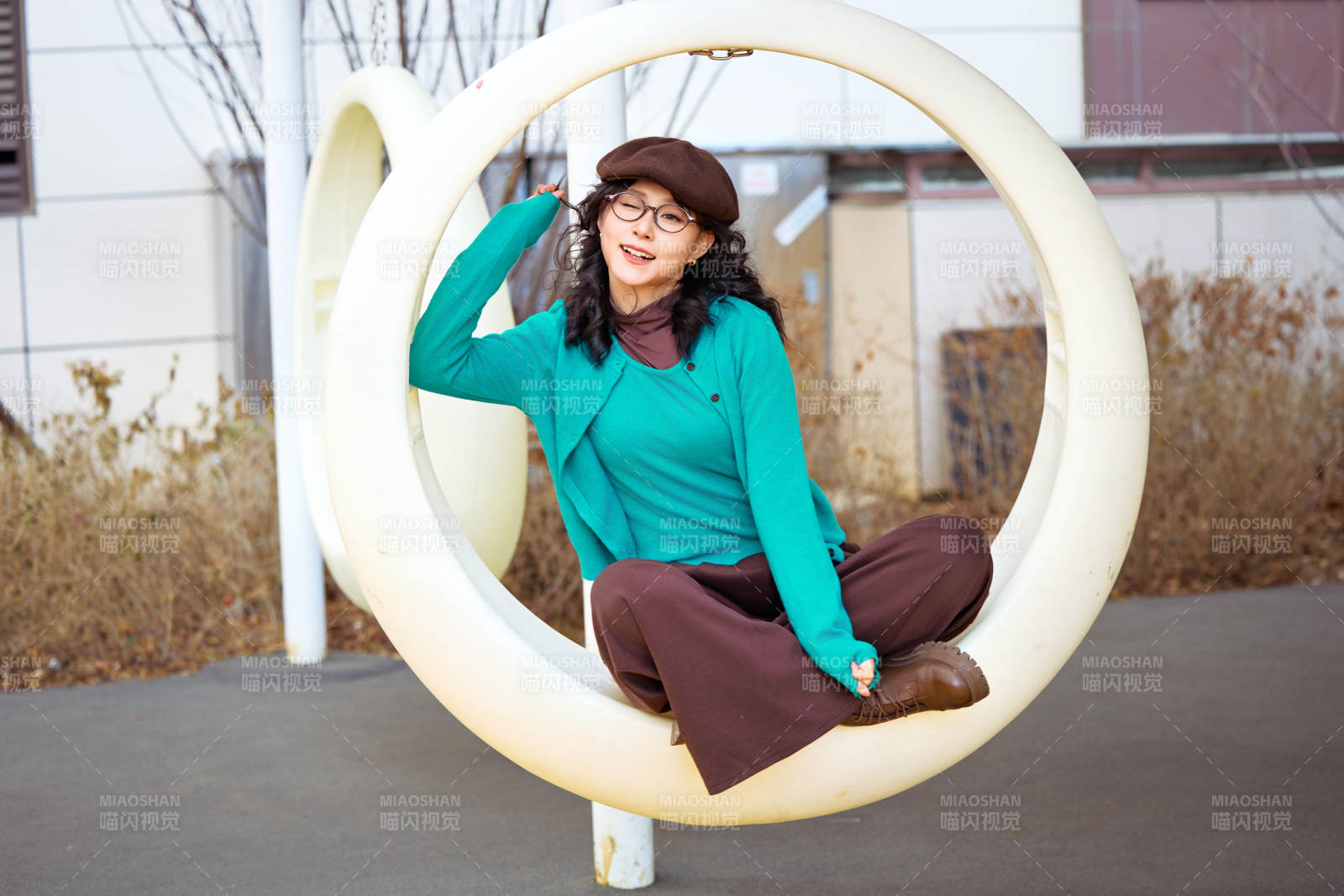 初冬季节在户外拍照的亚洲美女图片