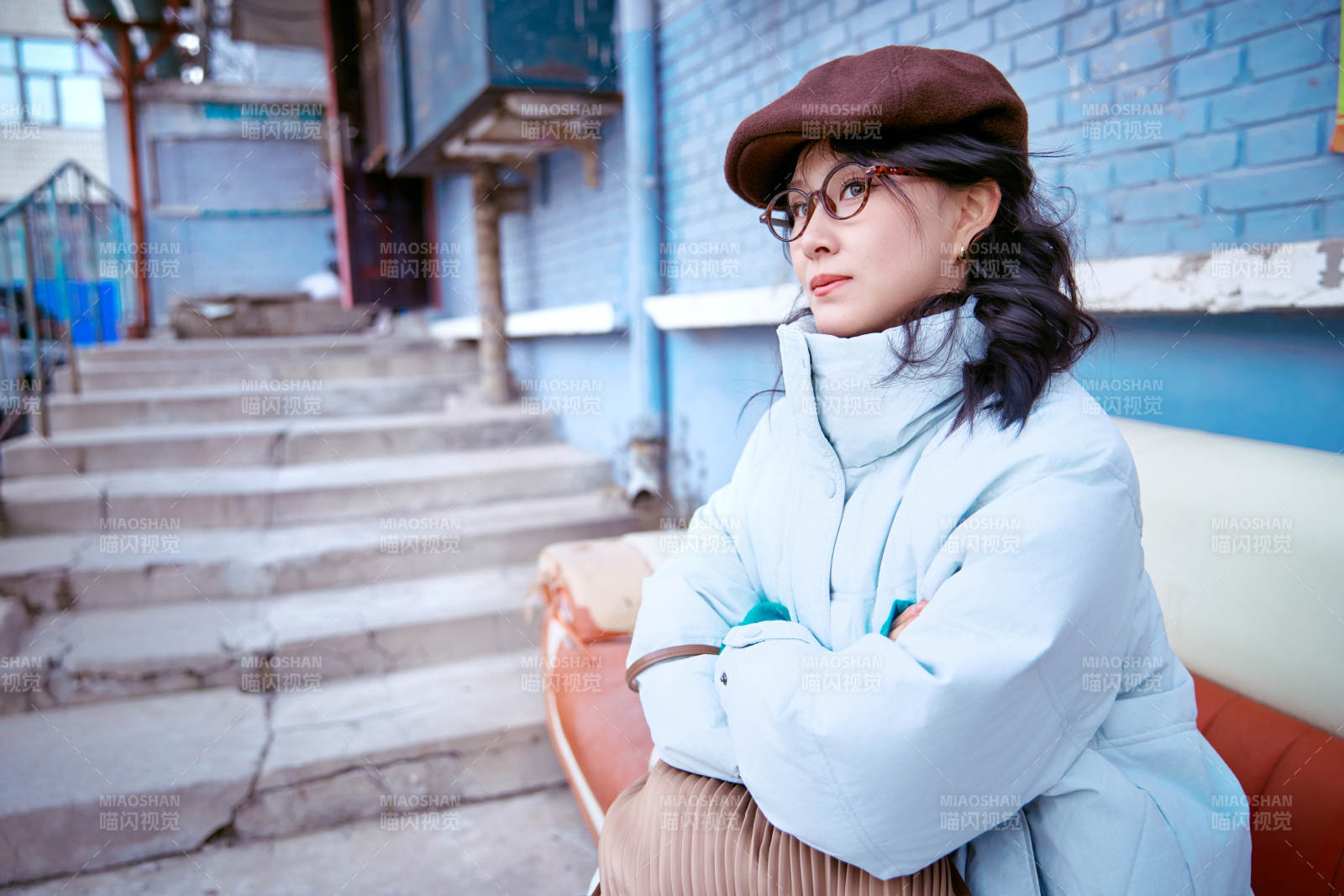 在老旧社区院落回忆往日的亚洲美女图片