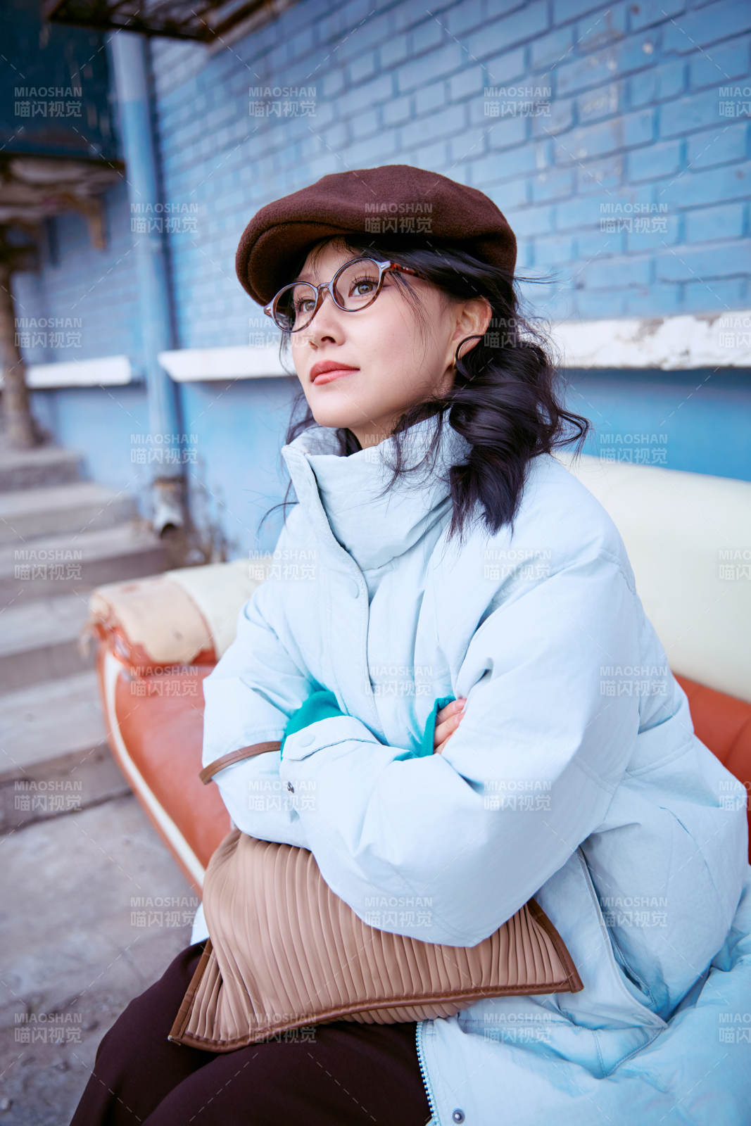 在老旧社区院落回忆往日的亚洲美女图片