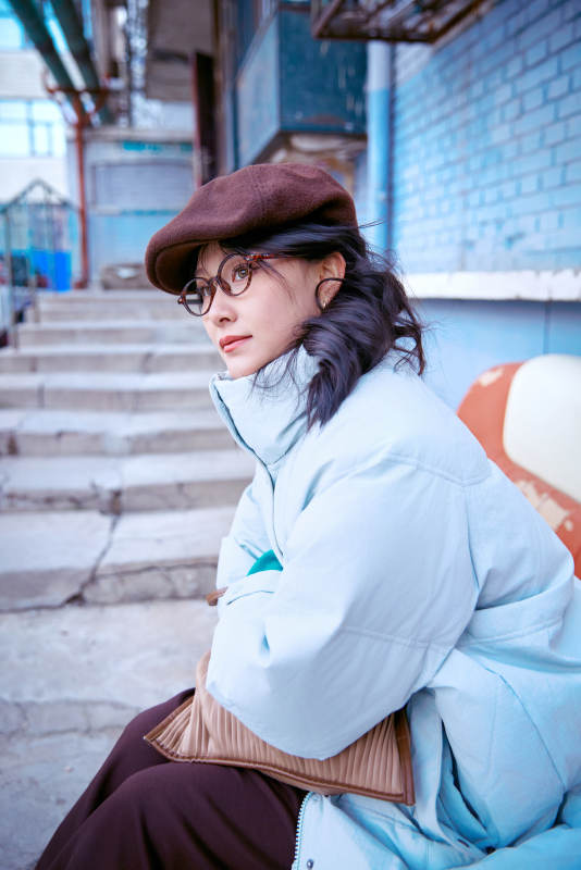 在老旧社区院落回忆往日的亚洲美女图片