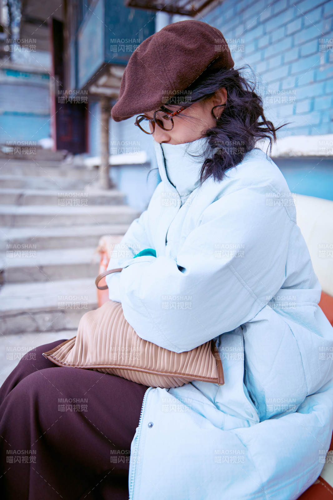 在老旧社区院落回忆往日的亚洲美女图片