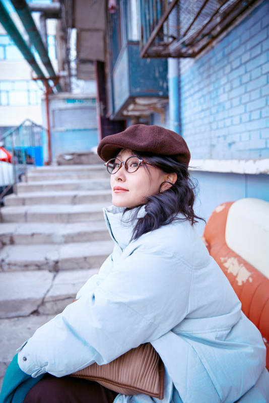 在老旧社区院落回忆往日的亚洲美女图片