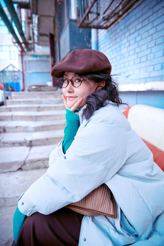 在老旧社区院落回忆往日的亚洲美女图片