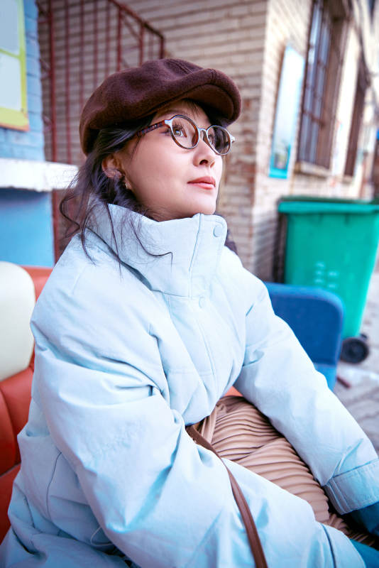 在老旧社区院落回忆往日的亚洲美女图片