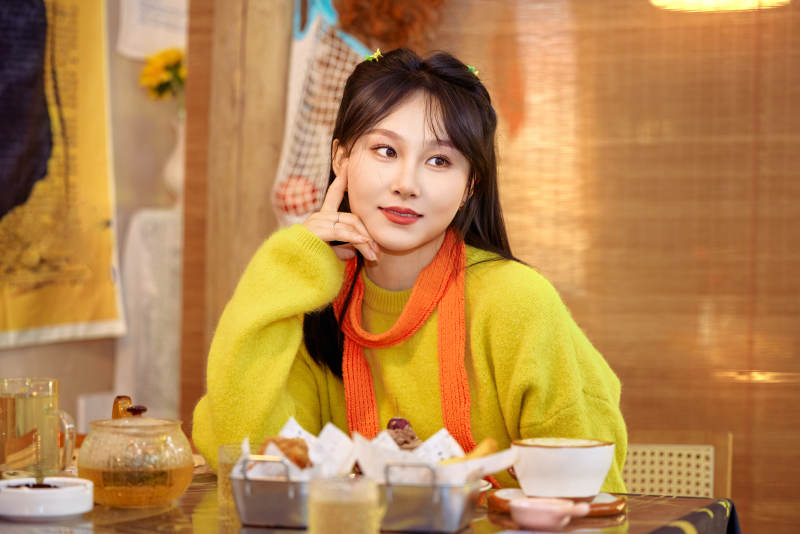 在网红打卡店吃蛋糕拍照的亚洲美女图片