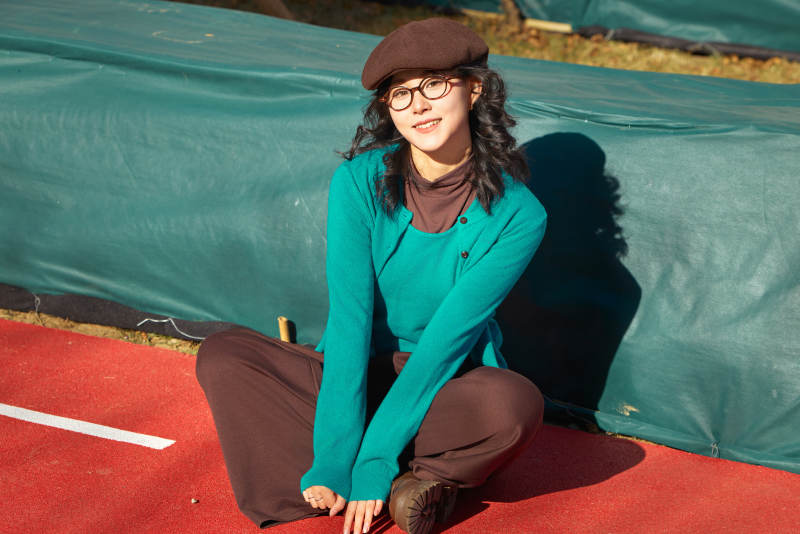 初冬季节在户外拍照的亚洲美女图片