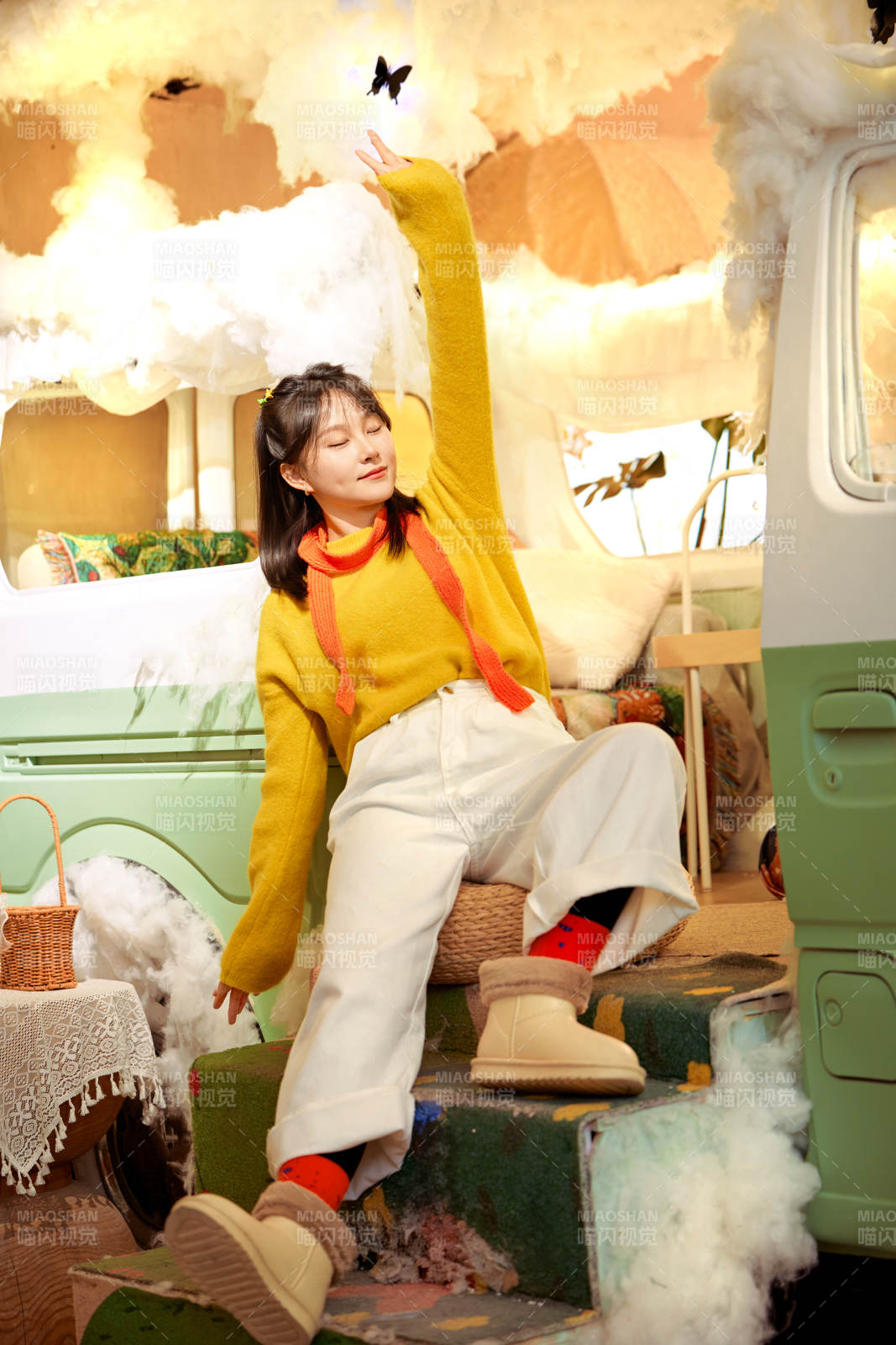 在网红打卡店吃蛋糕拍照的亚洲美女图片