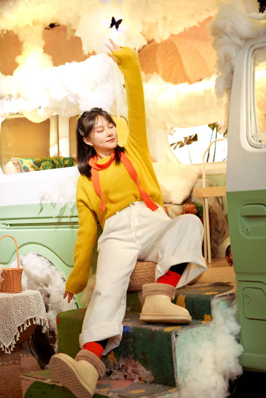 在网红打卡店吃蛋糕拍照的亚洲美女图片