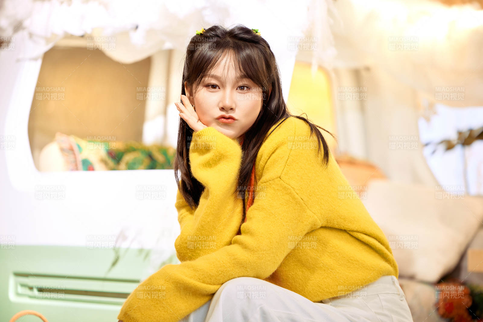 在网红打卡店吃蛋糕拍照的亚洲美女图片