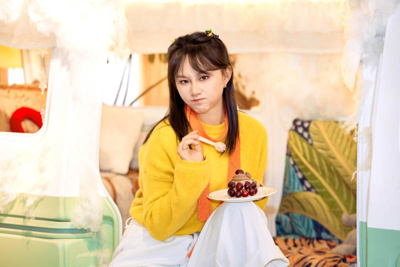 在网红打卡店吃蛋糕拍照的亚洲美女图片