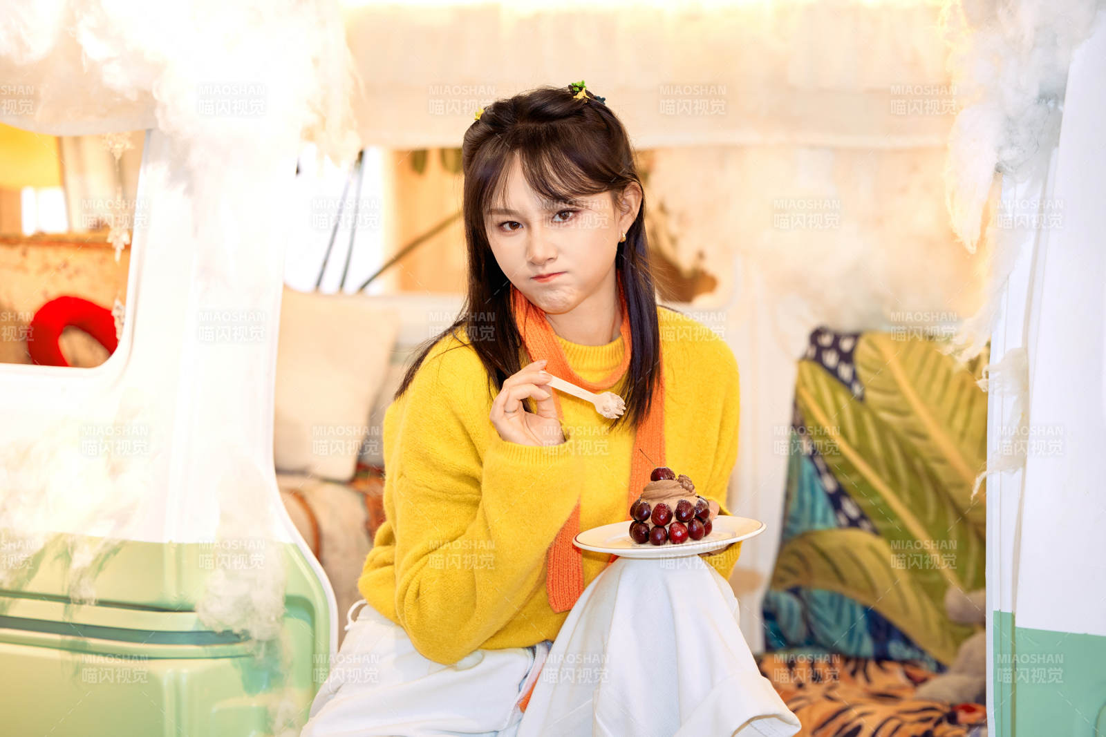 在网红打卡店吃蛋糕拍照的亚洲美女图片